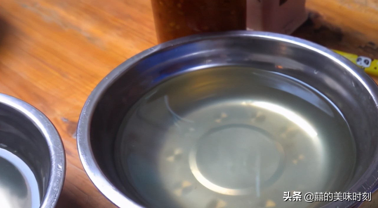 海口藏得最深的(de)海南(nan)粉，十幾年(nian)沒有(yǒu)招牌沒有(yǒu)們(men)臉，配(pei)海螺湯絕了(le)