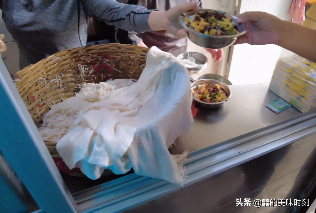 海口藏得最深的(de)海南(nan)粉，十幾年(nian)沒有(yǒu)招牌沒有(yǒu)們(men)臉，配(pei)海螺湯絕了(le)