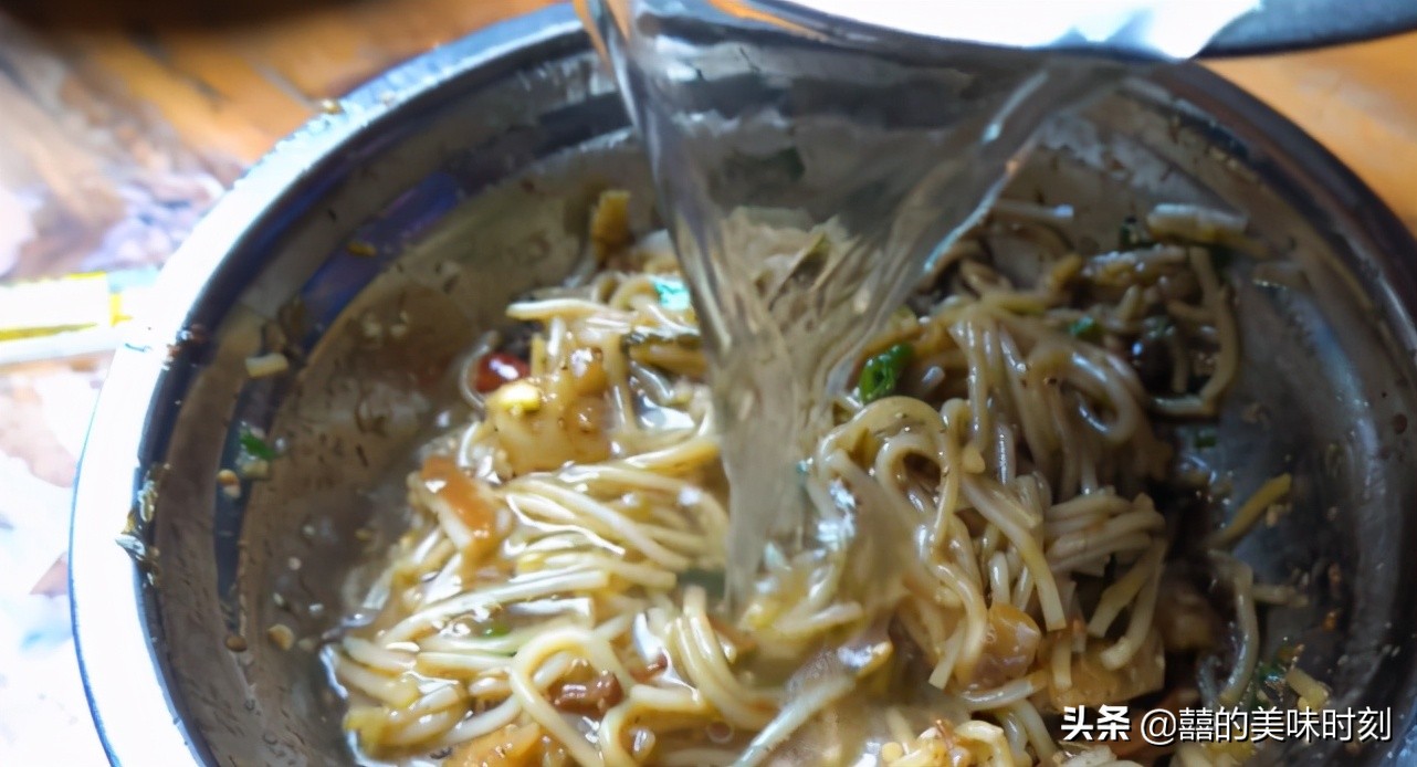 海口藏得最深的(de)海南(nan)粉，十幾年(nian)沒有(yǒu)招牌沒有(yǒu)們(men)臉，配(pei)海螺湯絕了(le)